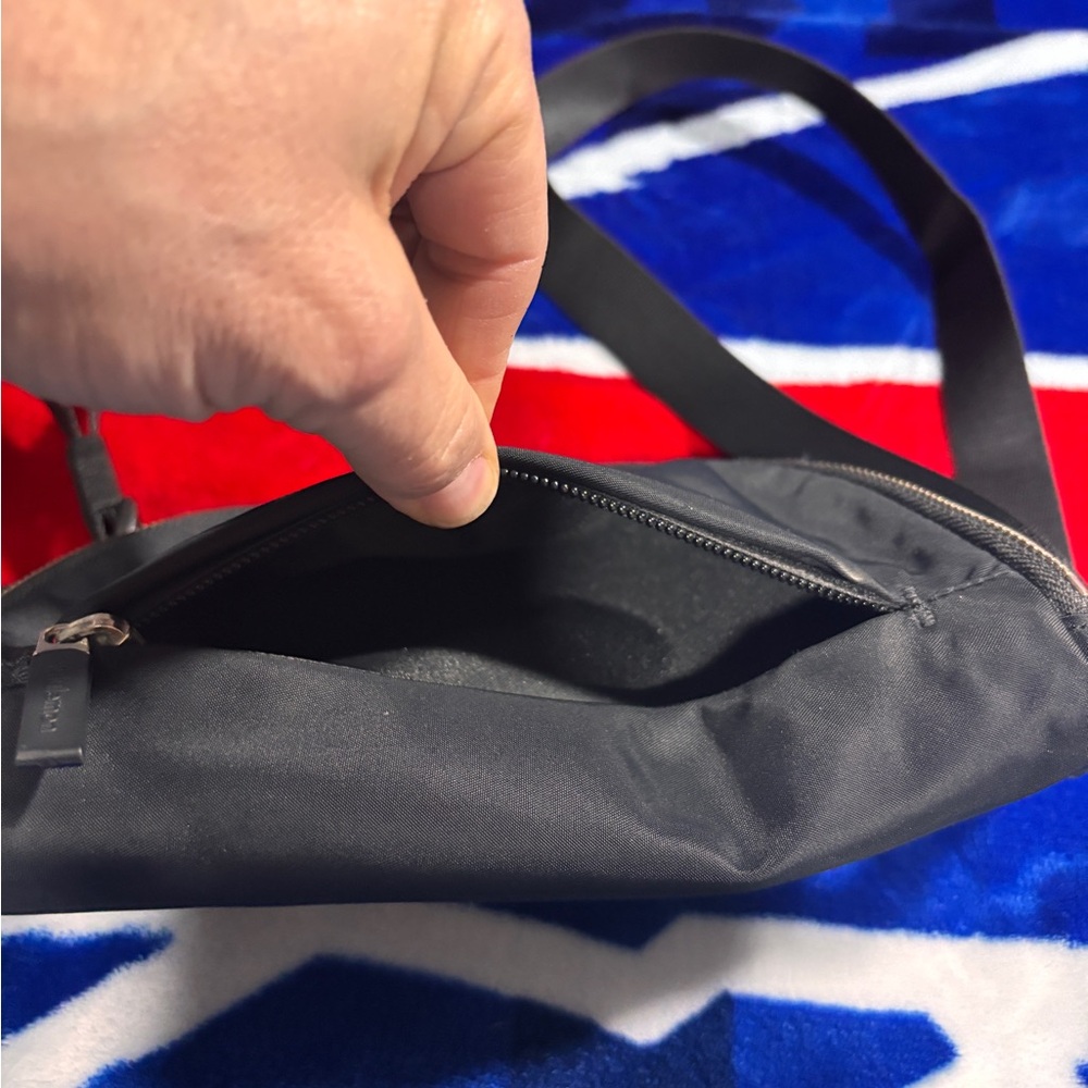 lululemon athletica women’s 2L Black Crossbody Sling Bag - Picture 7 of 7